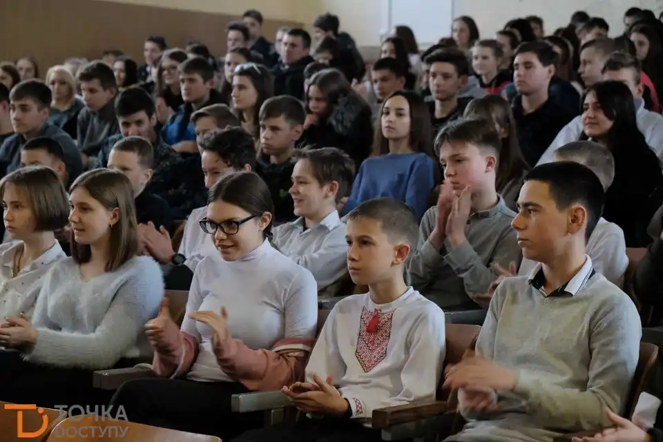У Кропивницькому школярі провели захід до Дня пам'яті героїв Крут (ФОТОРЕПОРТАЖ)
