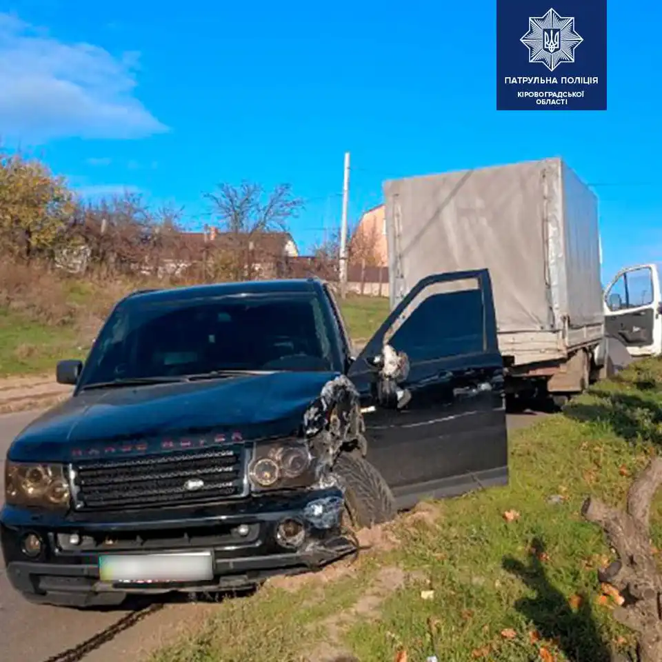 У Кропивницькому Range Rover виїхав на "зустрічку" та зіткнувся з вантажівкою (ФОТО)
