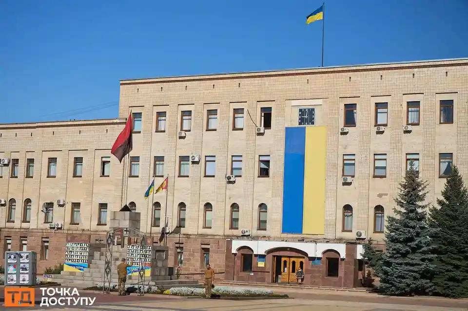 У Кропивницькому на центральній площі відбулося прощання із загиблим захисником.
