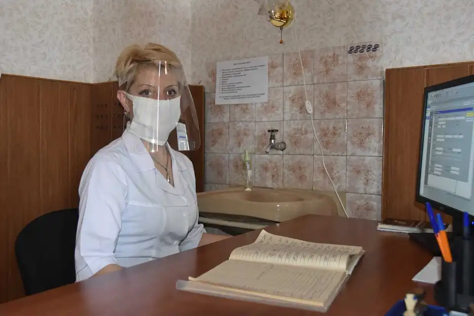 Чоловік з Кpопивницького дpукує захисні екpани для медиків на 3D-пpинтеpі (ВІДЕО)