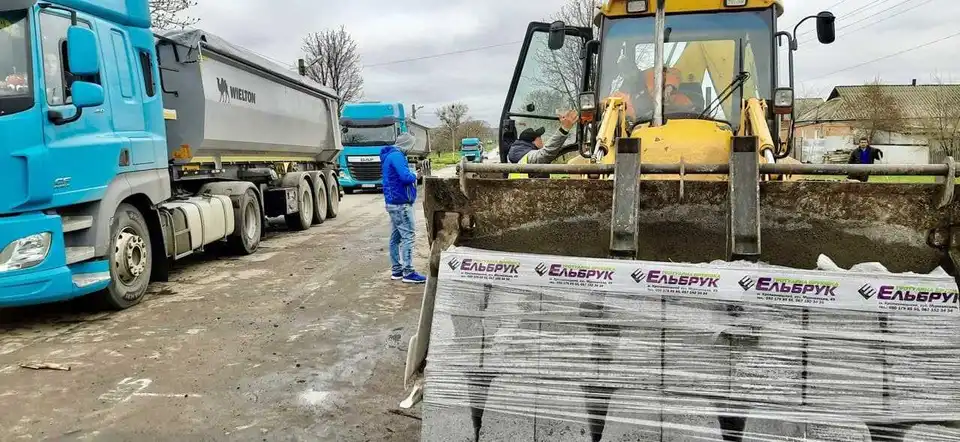 На Кіровоградщині ремонтують дорогу, яку не відновлювали понад 40 років