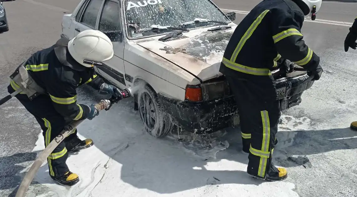 У центрі Кропивницького горів автомобіль Audi (ФОТО, ВІДЕО) фото 1