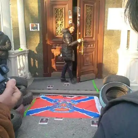 В «ЛНР» масово полюють на «державні» прапори фото 1