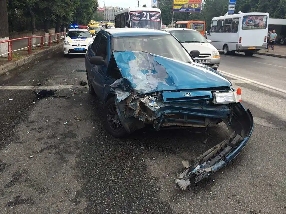 П'яний водій спричинив у центрі Кропивницького потрійну ДТП (ФОТО)