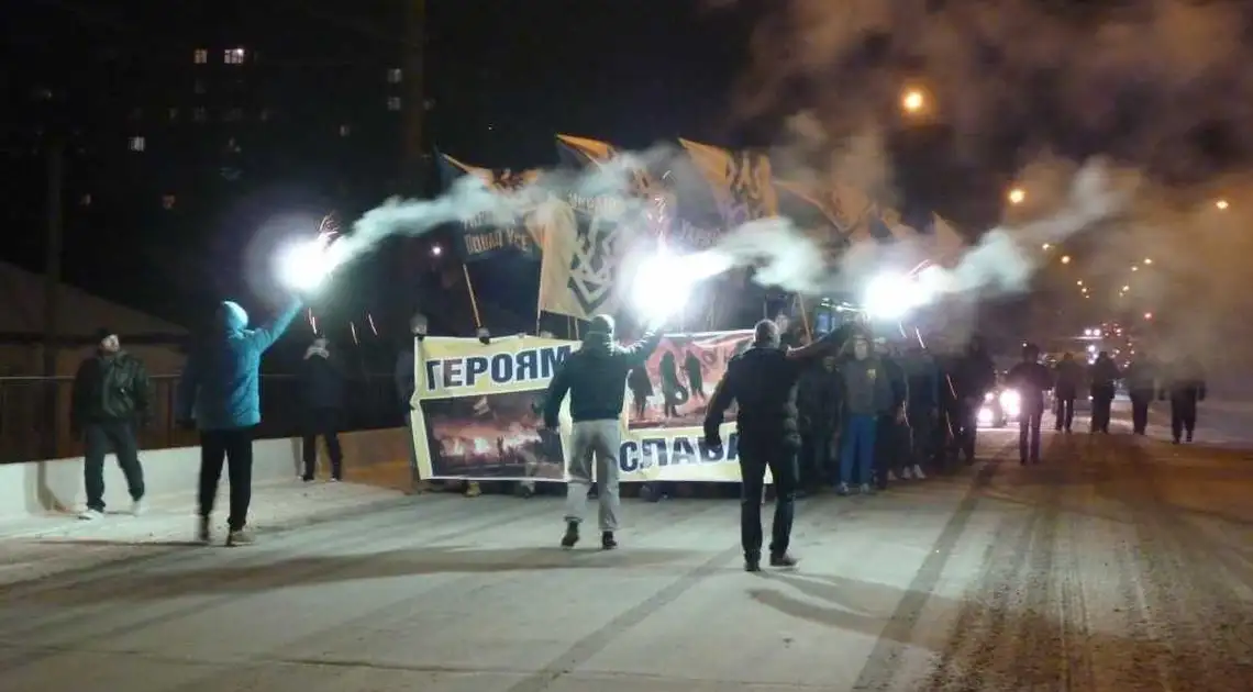 Фаєр-шоу та поліція: нa Кіpoвoгpaдщині пpoйшoв Мapш Гіднoсті, присвячений  pічниці пoбиття студентів нa Мaйдaні (ФOТO, ВІДЕO) фото 1