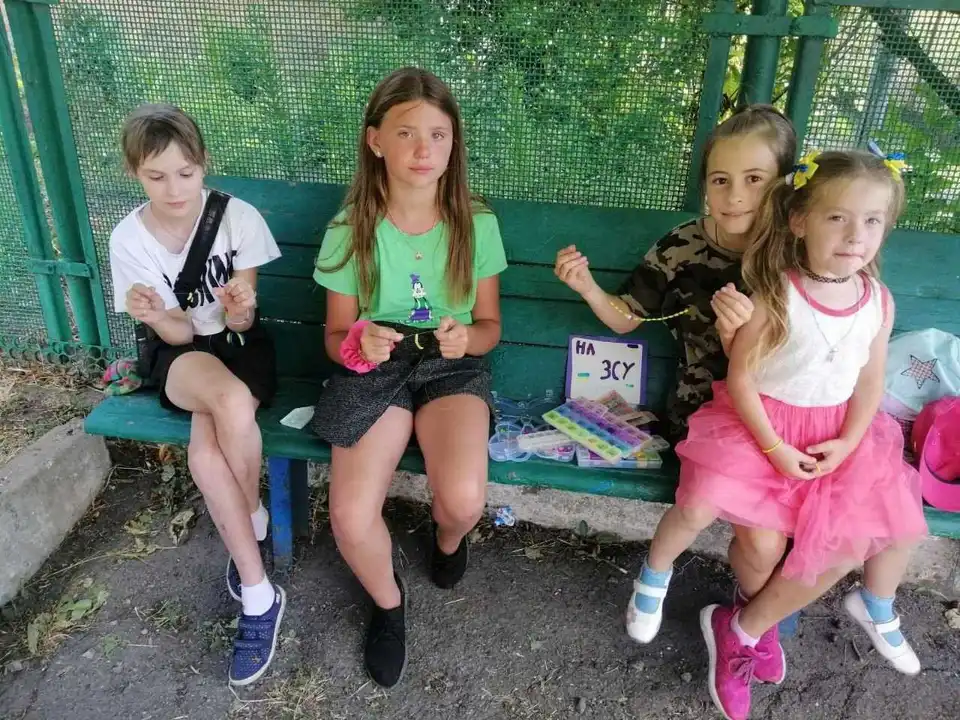 На Кіровоградщині діти плетуть патріотичні браслети і збирають гроші для ЗСУ (ФОТО)