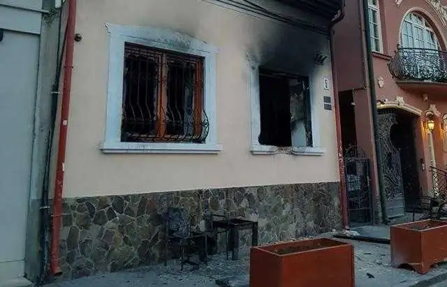 Товариство угорської культури в Ужгороді підпалили учасники АТО з Кропивницького та Черкас (ФОТО) фото 1