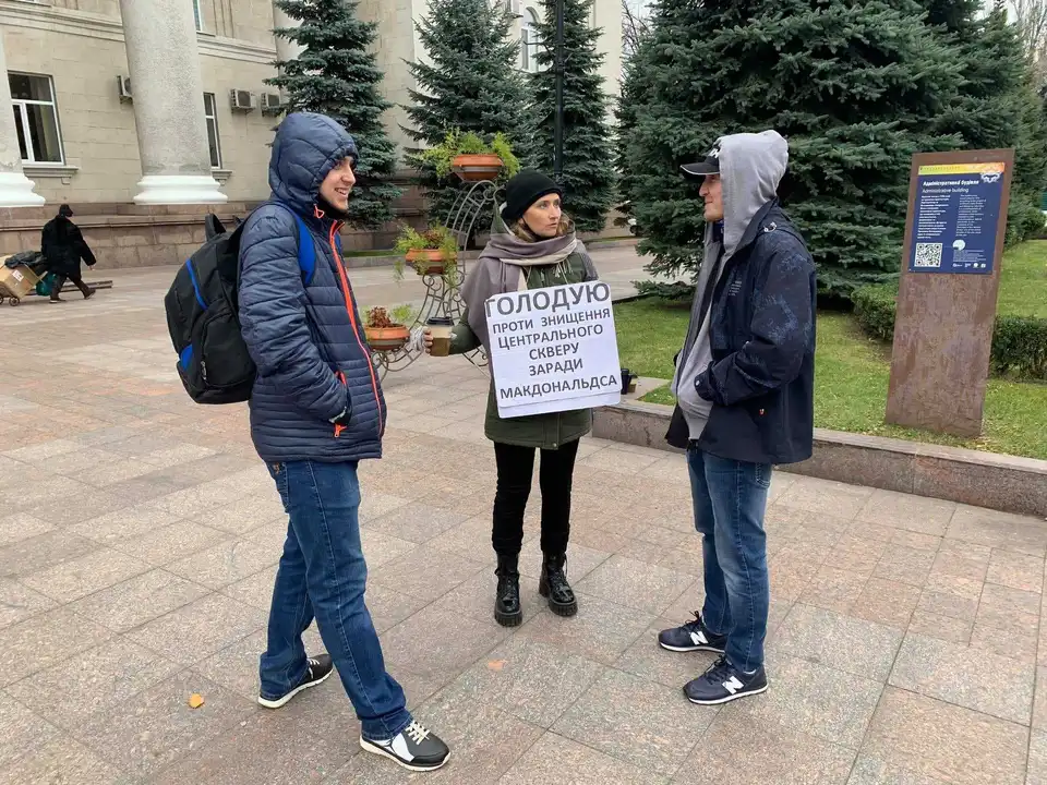 Кропивничан запрошують підтримати активістку, яка протестує проти забудови Центрального скверу