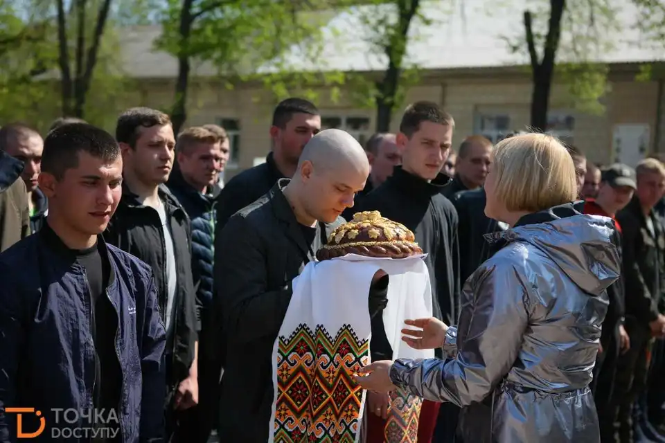 Весняних призовників із Кіровоградщини урочисто провели на службу до ЗСУ (ФОТОРЕПОРТАЖ)