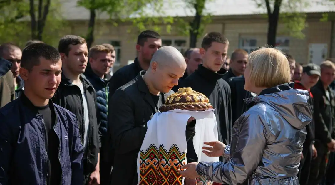 Весняних призовників із Кіровоградщини урочисто провели на службу до ЗСУ (ФОТОРЕПОРТАЖ) фото 1