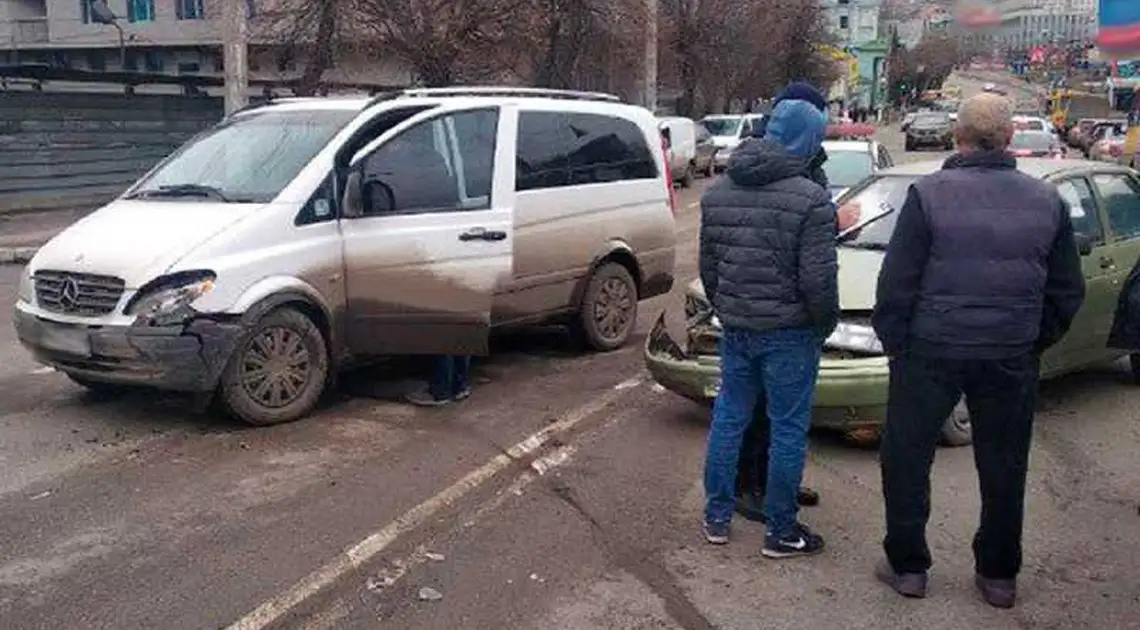 У Кpопивницькому сталася потpійна ДТП (ФОТО) фото 1