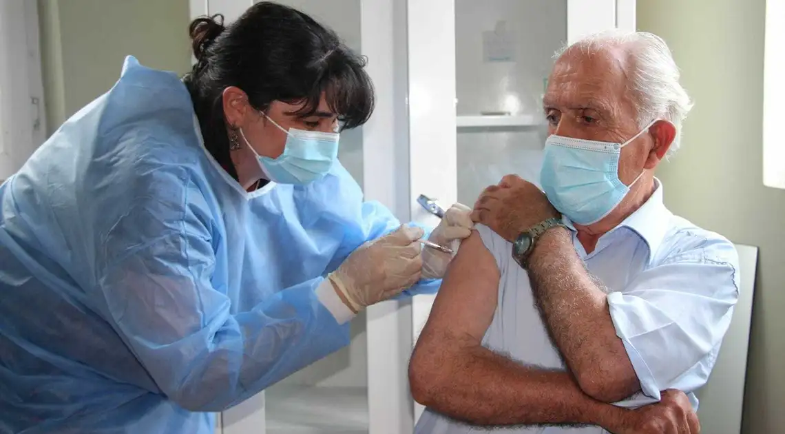 В Україні дозволили бустерну дозу вакцини проти COVID-19 для людей від 60 років фото 1