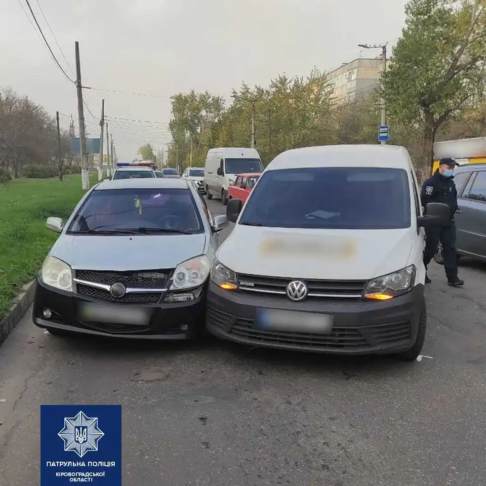 У Кропивницькому на вулиці Героїв України зіткнулися дві автівки (ФОТО)