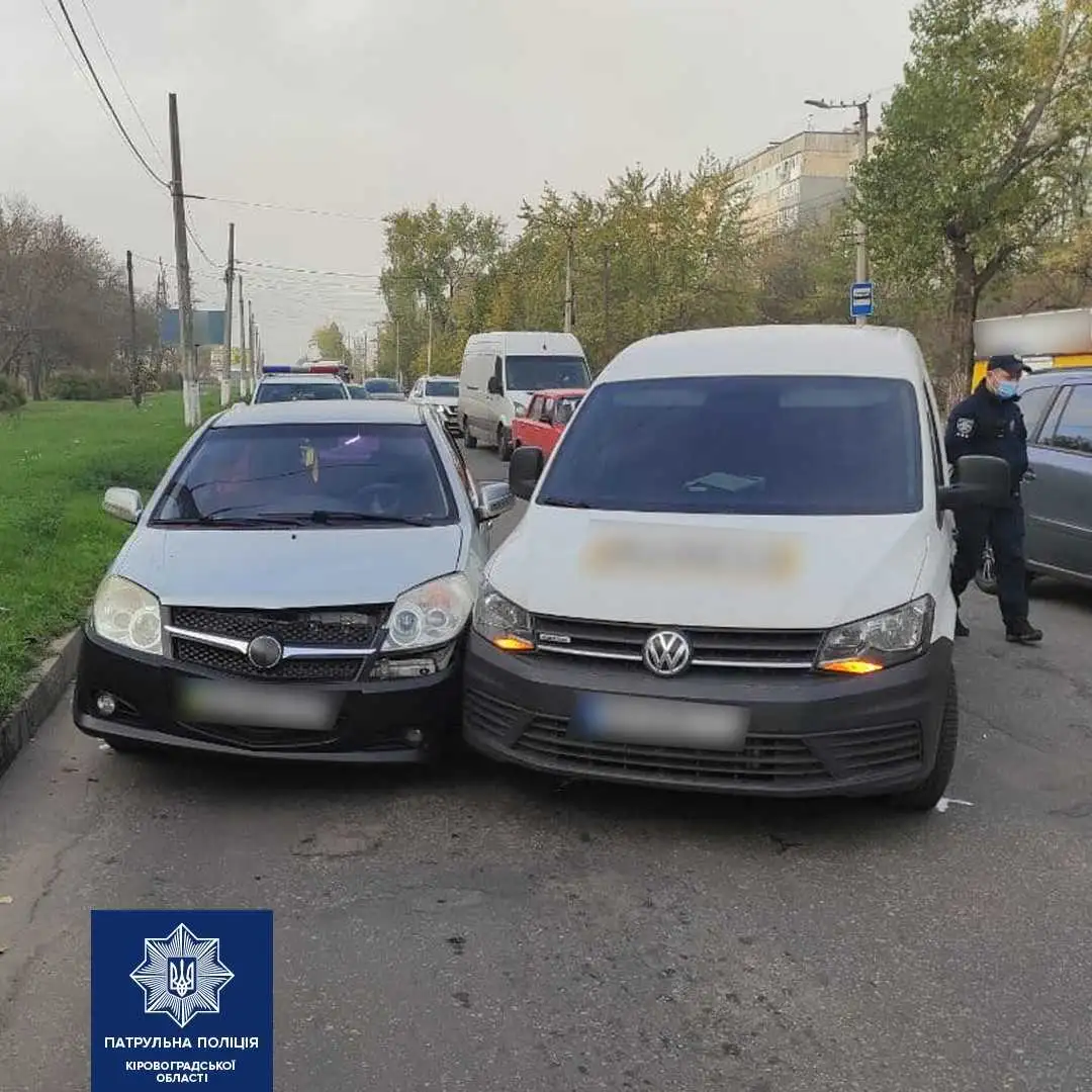 У Кропивницькому на вулиці Героїв України зіткнулися дві автівки (ФОТО) фото 1