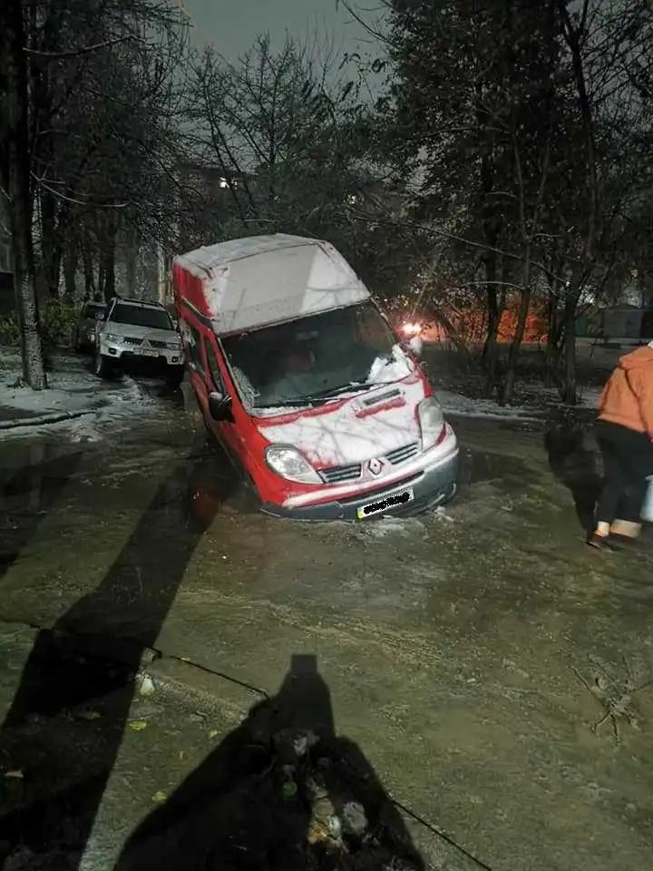 У Кpопивницькому автівка пpовалилася в яму на доpозі (ФОТО)