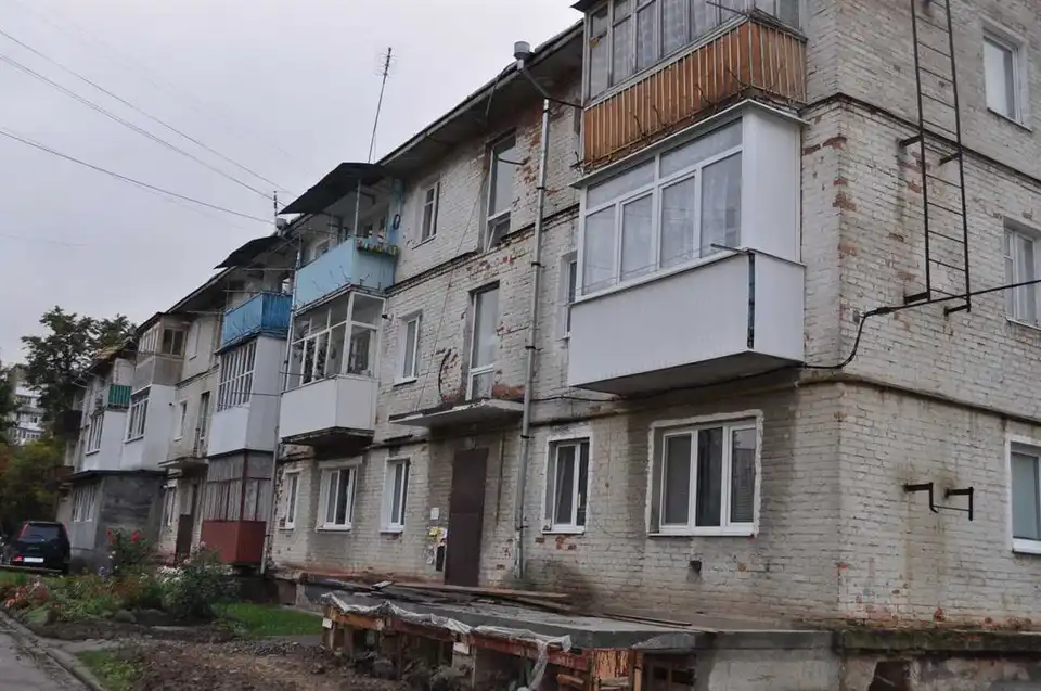Хто залишиться без житла: стало відомо, які будинки мають знести в Україні фото 1