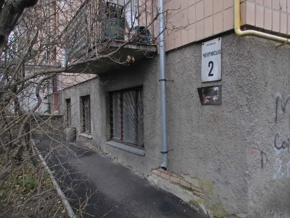 У Кропивницькому пустять з молотка нежитлову квартиру на цокольному поверсі (ФОТО)