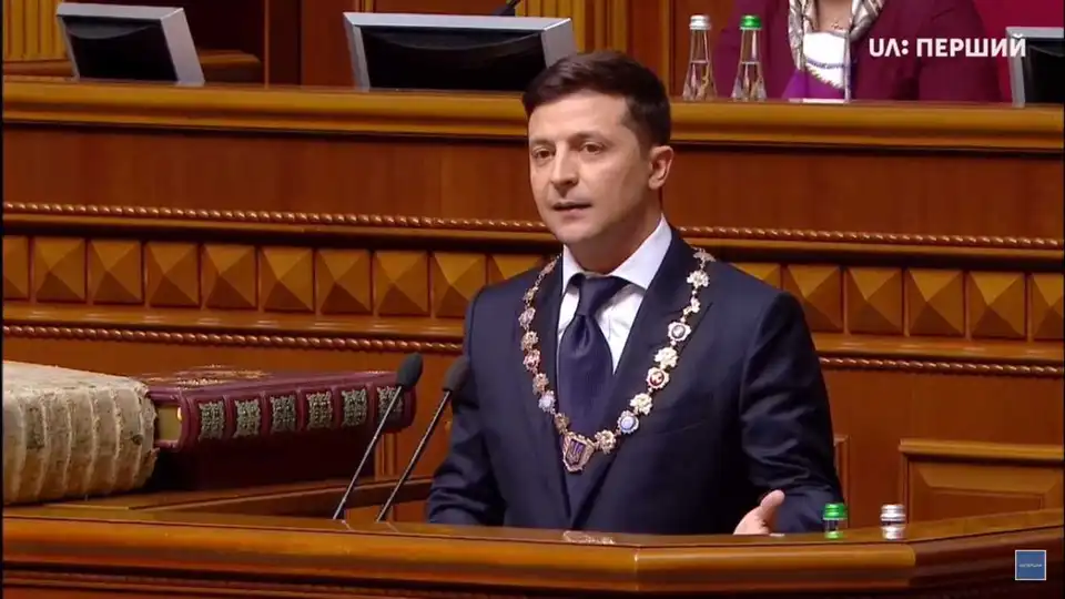 Президент Володимир Зеленський просить не вішати його портрети в кабінетах