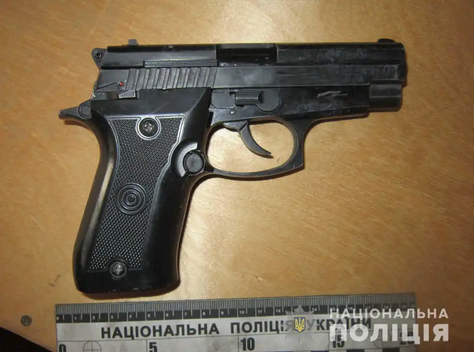 У Кропивницькому іноземець в квартирі зберігав арсенал зброї та наркотики (ФОТО)
