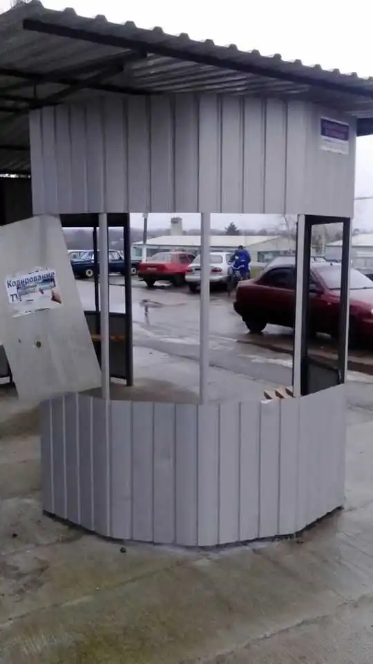 У місті на Кіровоградщині вандали пошкодили новозбудовану зупинку (ФОТО)