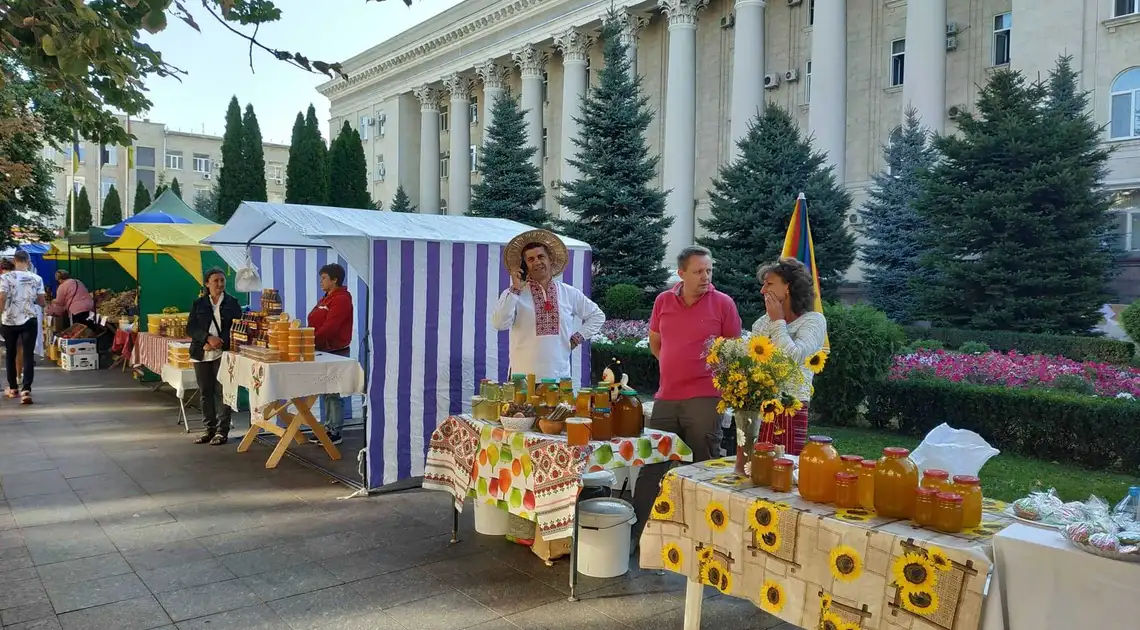 Яблучний Спас: у центpі Кpопивницького pозпочався святковий яpмаpок (ФОТО) фото 1