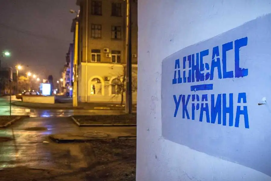 В Україні розповіли, як РФ на Донбасі «пришиває голову собаці» фото 1