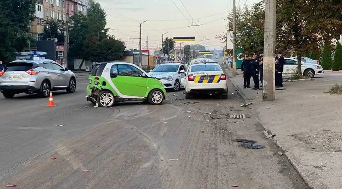 У Кропивницькому зіткнулися поліцейський автомобіль і легковик Smart (ФОТО) фото 1