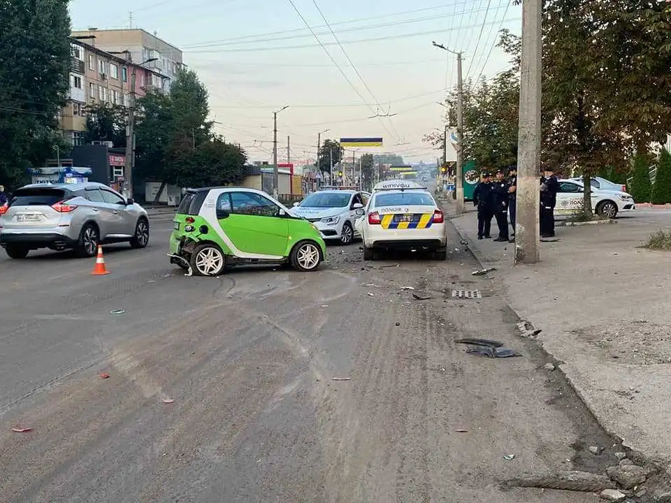 У Кропивницькому зіткнулися поліцейський автомобіль і легковик Smart (ФОТО)
