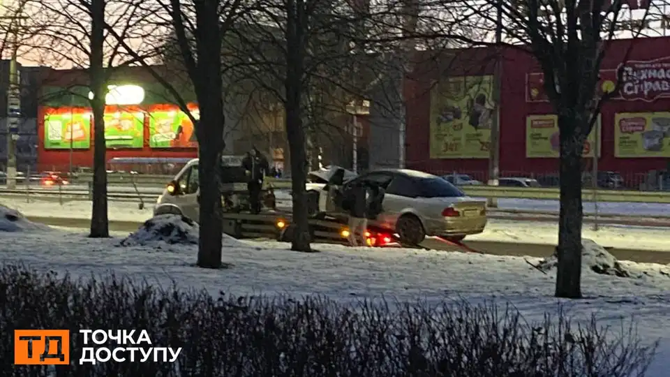 У Кропивницькому шукають водія BMW, який врізався в електроопору і зник з місця ДТП