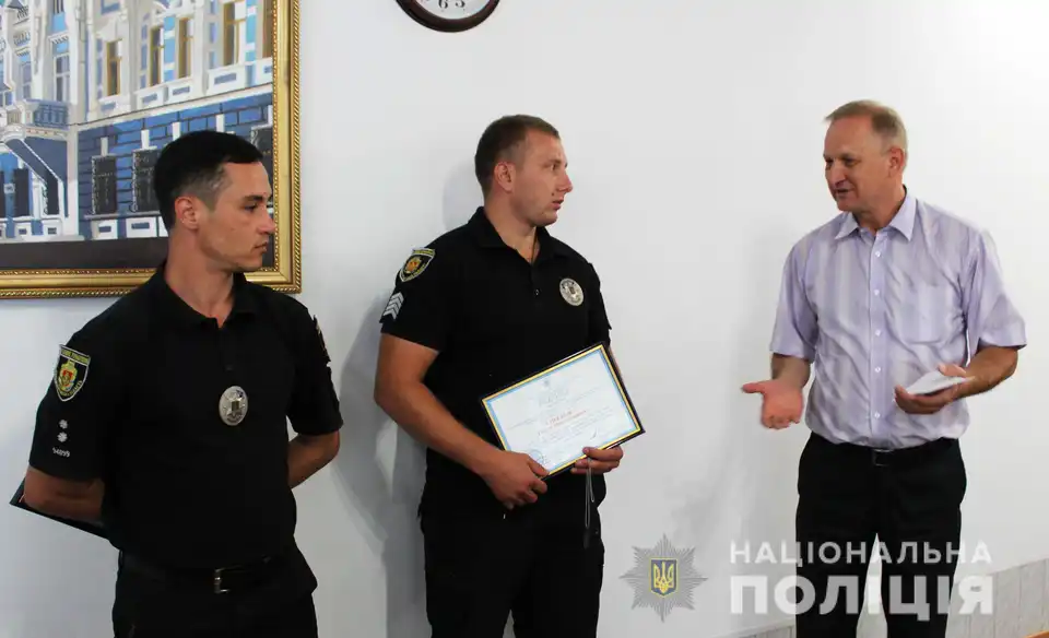 На Кіровоградщині поліцейські врятували чоловіка, який знепритомнів посеред дороги