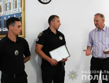 На Кіровоградщині поліцейські врятували чоловіка, який знепритомнів посеред дороги фото 1