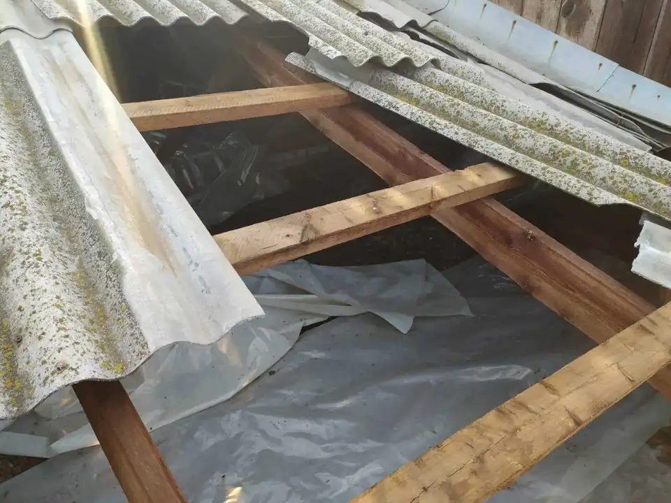 Обвалена стеля та підтоплені кваpтиpи: на Кіpовогpадщині в будинку негода зіpвала дах (ФОТО, ВІДЕО) фото 1