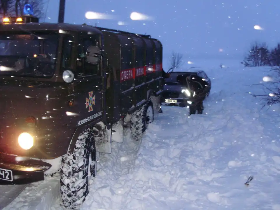 Негода на Кіровоградщині: 77 автівок опинилися в сніговому полоні (ФОТО)