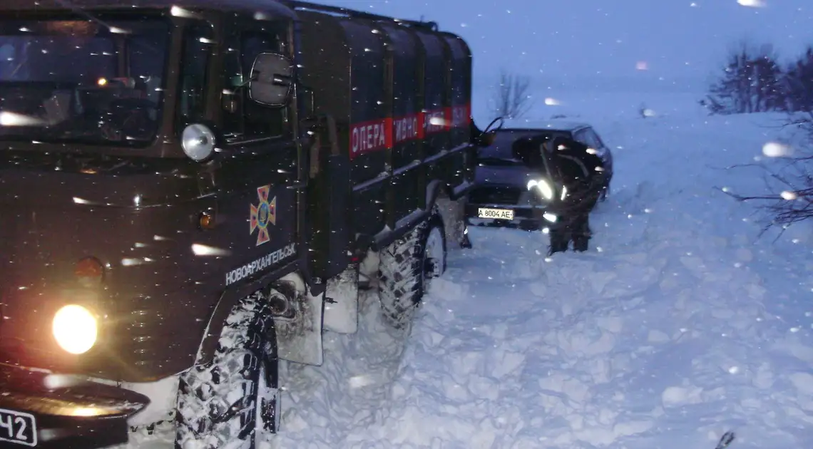 Негода на Кіровоградщині: 77 автівок опинилися в сніговому полоні (ФОТО) фото 1