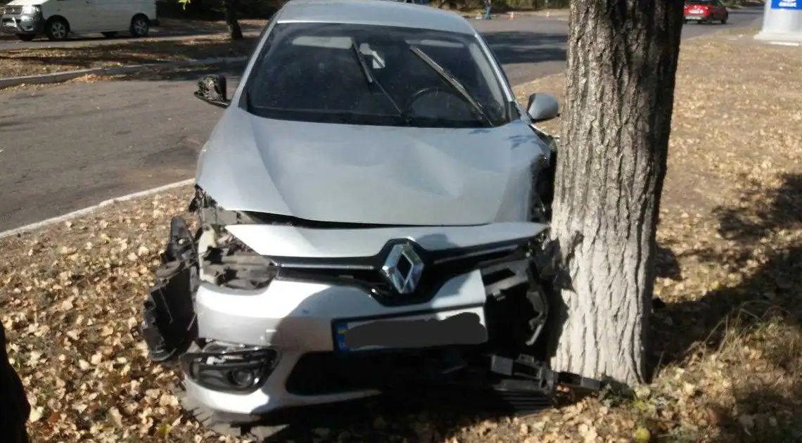 На Кіровоградщині сталася ДТП за участі "Renault" та "Volkswagen", водійка в лікарні (ФОТО) фото 1