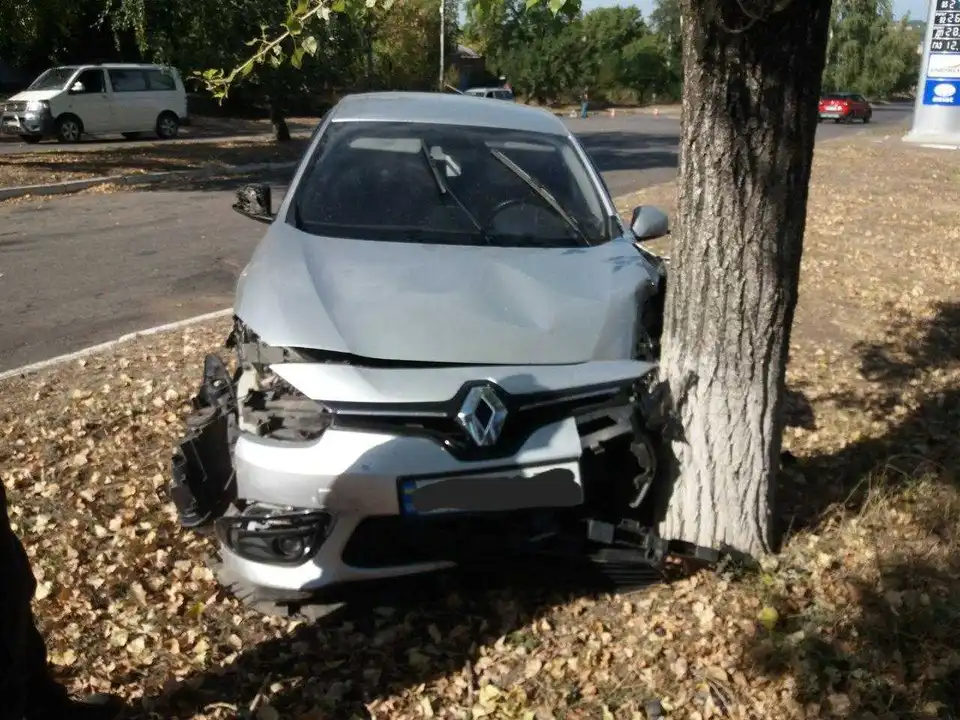 На Кіровоградщині сталася ДТП за участі "Renault" та "Volkswagen", водійка в лікарні (ФОТО)