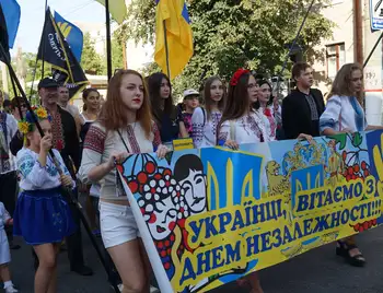 Центральною вулицею Кропивницького пройшли сотні містян у вишиванках (ФОТОРЕПОРТАЖ) фото 1