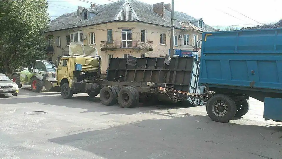 У Кропивницькому під час руху перекинувся кузов КамАза, вантаж «укрив» дорогу (ФОТО)