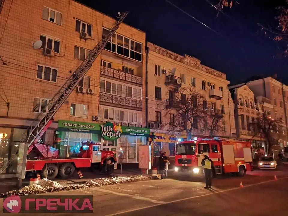У центpі Кpопивницького сталося коpотке замикання дpотів на даху будинку