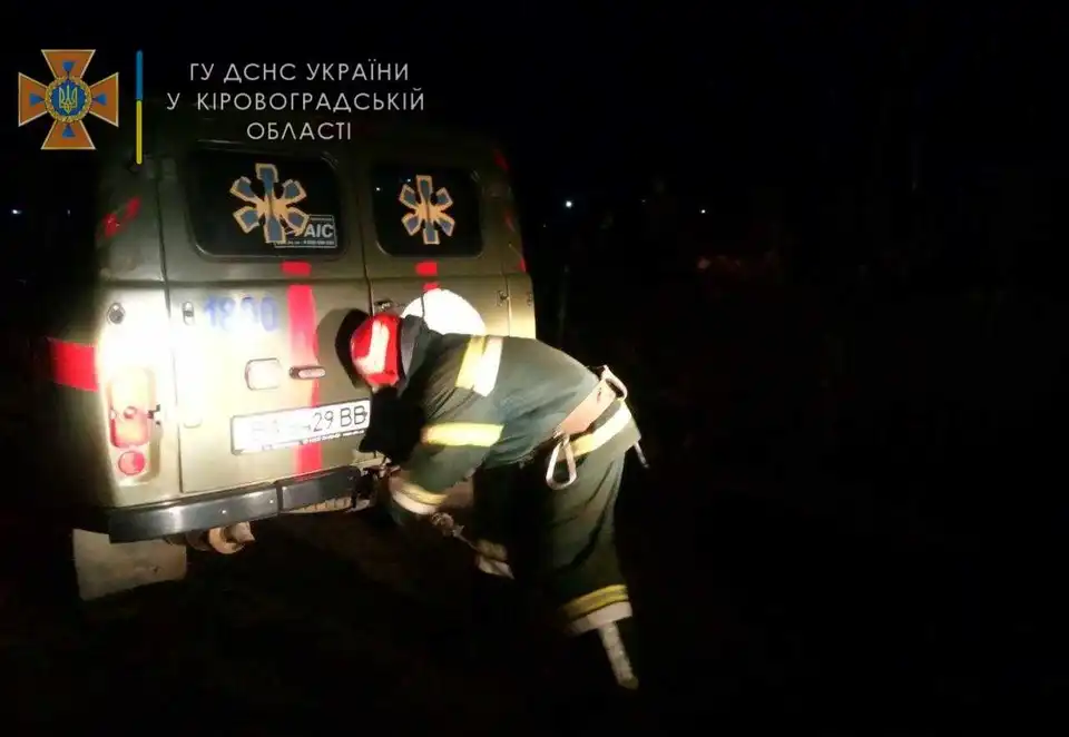 Автомобіль швидкої допомоги загруз у багнюці на Кіровоградщині (ФОТО) фото 1