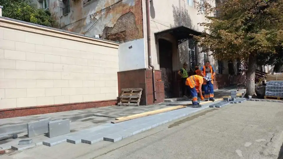 Знайшли порушення: у Кропивницькому перекладатимуть плитку на тротуарі по Великій Перспективній