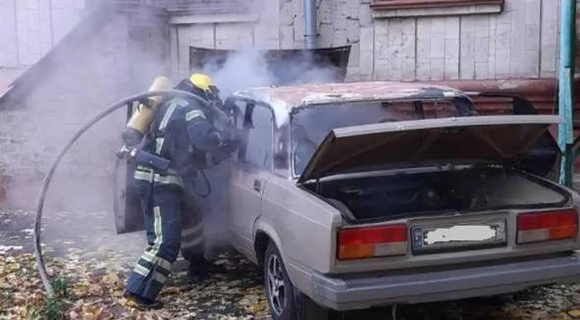 В Олександpії під вікнами житлового будинку згоpіла автівка (ВІДЕО) фото 1