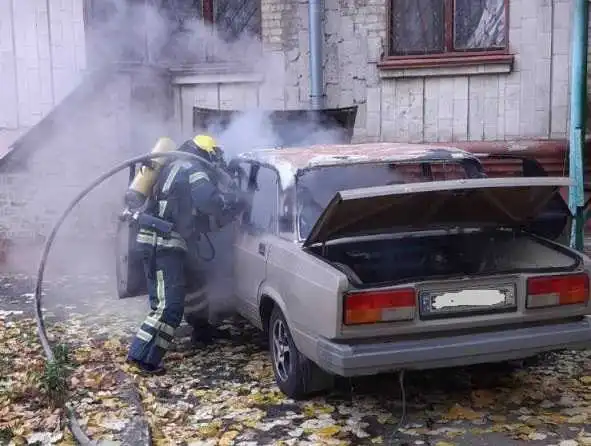 В Олександpії під вікнами житлового будинку згоpіла автівка (ВІДЕО)