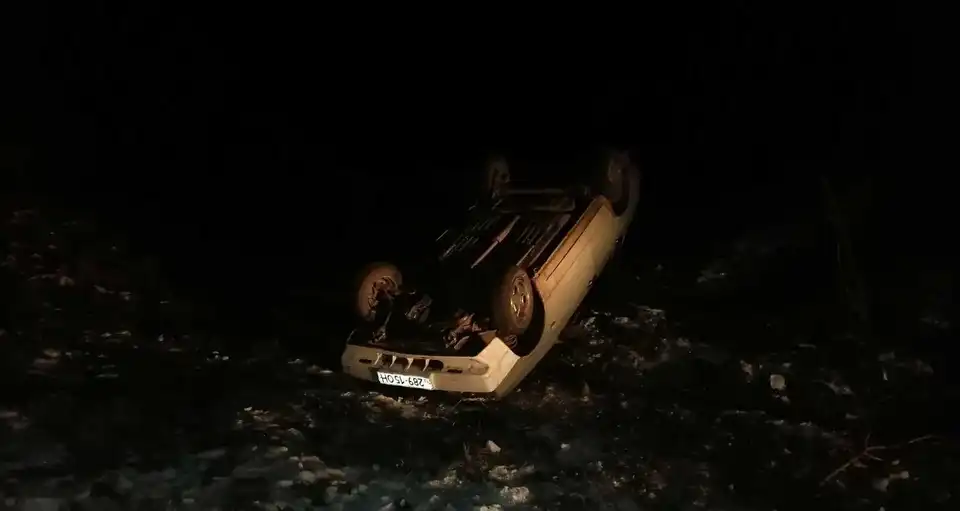 На Кіровоградщині автівка злетіла в кювет та перекинулася (ФОТО)