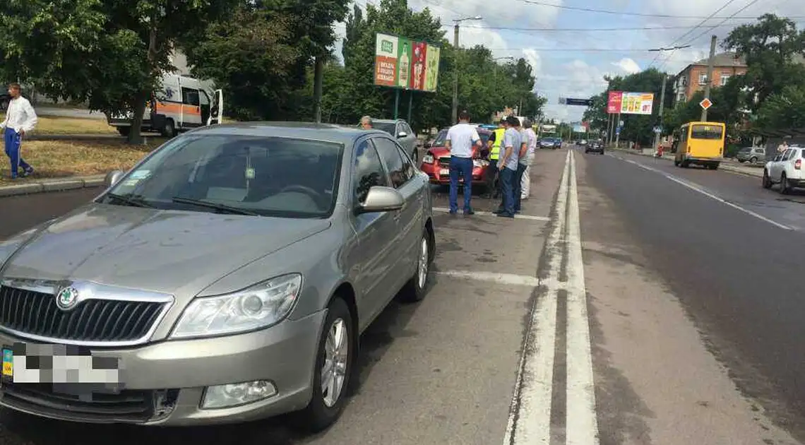 У Кропивницькому зіткнулися дві іномарки, пасажирка однієї в лікарні (ФОТО) фото 1