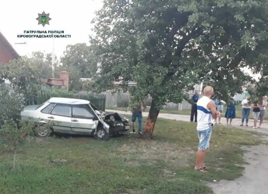 У Кропивницькому п'яний водій "ВАЗа"  врізався в дерево (ФОТО) фото 1
