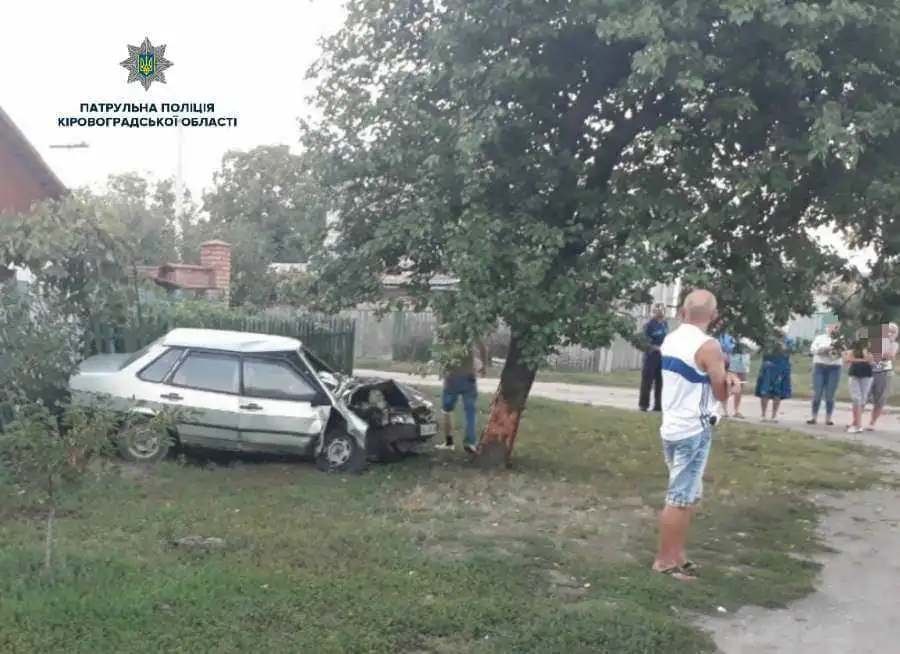 У Кропивницькому п'яний водій "ВАЗа"  врізався в дерево (ФОТО)