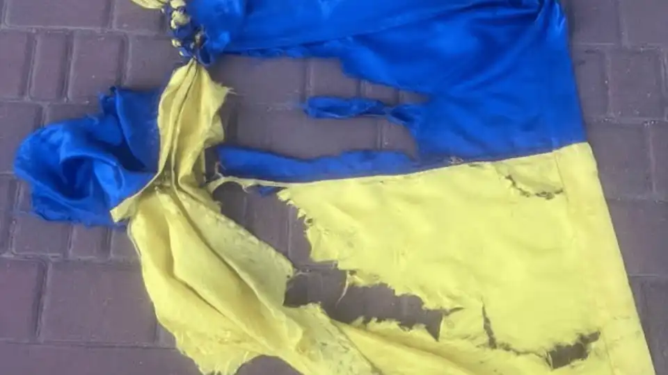 наруга над державним прапопром: у Кропивницькому затримали чоловіка