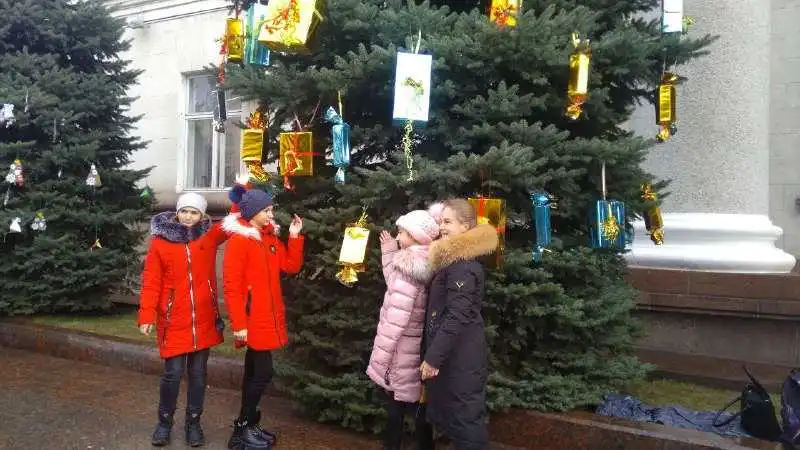У центрі Кропивницького діти разом із міським головою прикрашали ялинки (ФОТО)