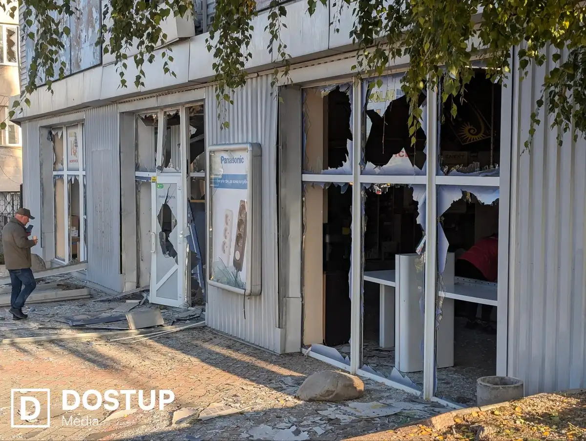 Фото пошкодженого приміщення Smakotti після обстрілу